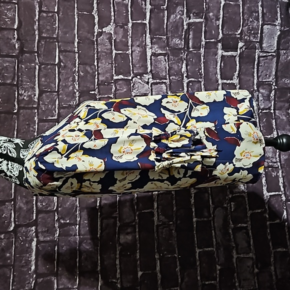 Rose + Olive Floral Short Sleeve Top size medium - Picture 4 of 8